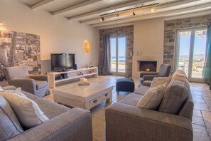 4 bedrooms, iron/ironing board, WiFi