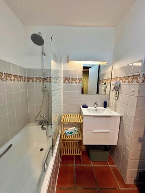 Badewanne, Haartrockner, Handtücher, Toilettenpapier