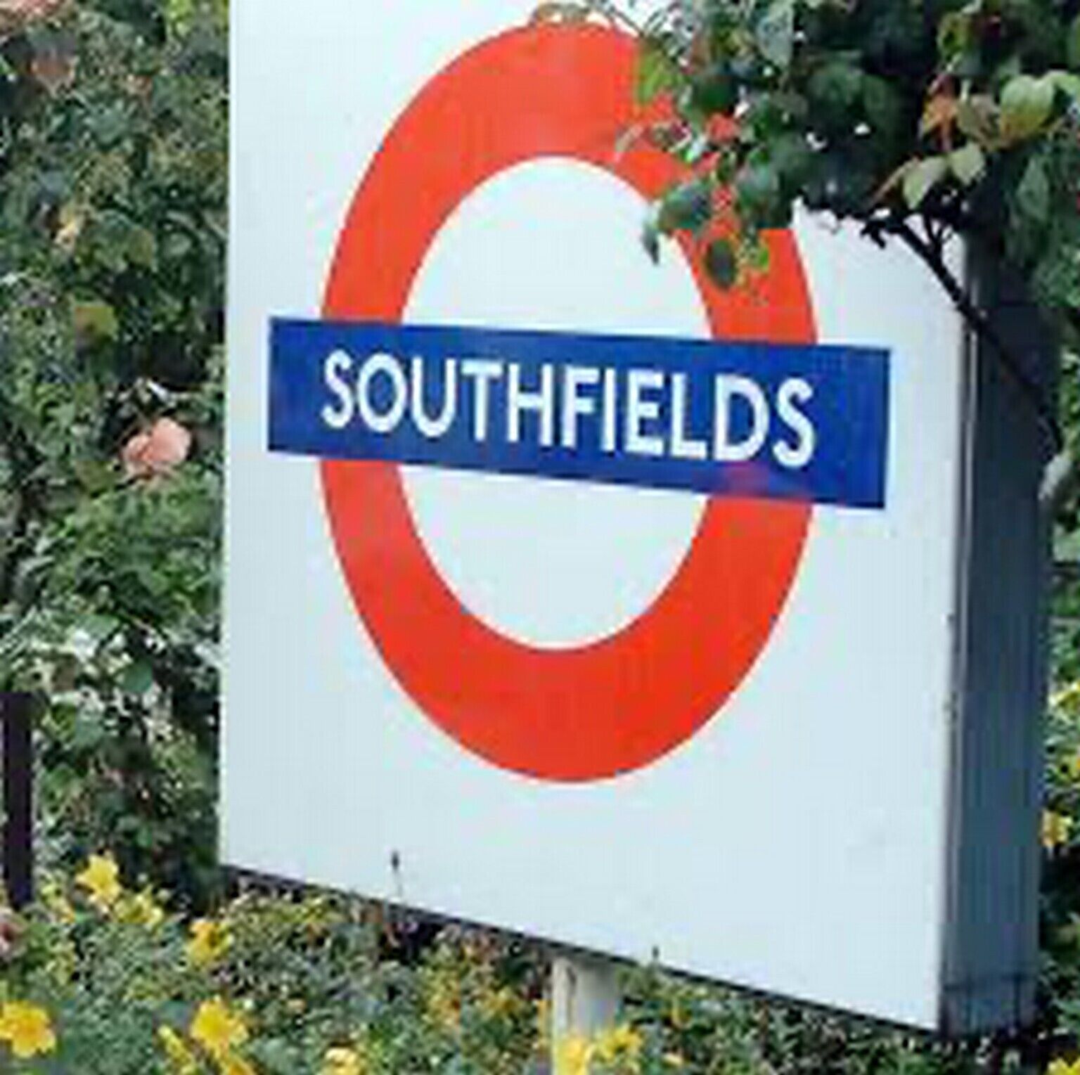 Un letrero con el logotipo del Metro de Londres y la palabra 'SOUTHFIELDS'.
