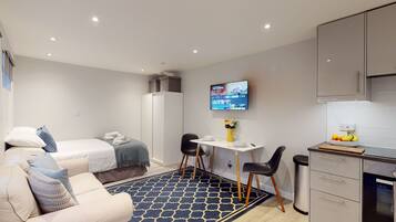 Deluxe Studio, Ensuite | Dining