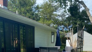 A patio with a wooden deck, outdoor furniture, and a covered seating area. - Cute, cozy rancher close to down town Annapolis (Annapolis)