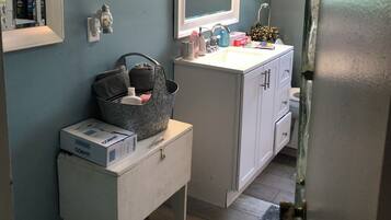 Ducha, bañera de hidromasaje, secador de pelo y toallas