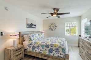 Desk, travel crib, WiFi, bed sheets