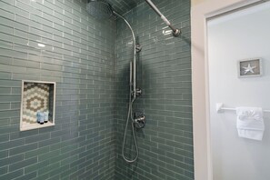 Ensemble douche/baignoire, sèche-cheveux, serviettes fournies