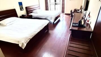 Una habitación de hotel con dos camas, un escritorio y una silla.
