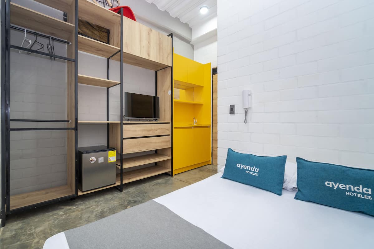 Hypo-allergenic bedding, minibar, desk, free WiFi