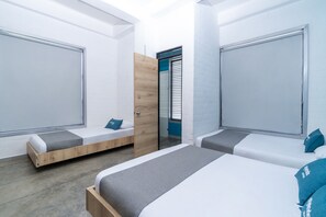 Kamar Quadruple | Seprai antialergi, minibar, meja kerja, dan Wi-Fi gratis