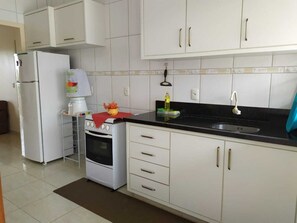 Réfrigérateur, four, plaque de cuisson, blender