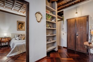 2 Schlafzimmer, Schreibtisch, Bügeleisen/Bügelbrett, Reisekinderbett