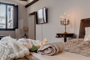 2 chambres, bureau, fer et planche à repasser, lit de bébé portatif