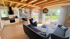 Living area - Vacation home "FriediSee" in the first row with a panoramic view of the lake (Plau am See)