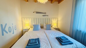 3 bedrooms, desk, travel crib, free WiFi - Vacation home "FriediSee" in the first row with a panoramic view of the lake (Plau am See)