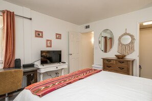 1 chambre, bureau, fer et planche à repasser, accès au Wi-Fi (inclus)