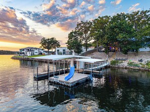 Marina - Perfect Location! Slide, Hot Tub, Fire Pit (Lake Ozark)