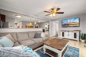 Smart TV, fireplace, video games - Perfect Location! Slide, Hot Tub, Fire Pit (Lake Ozark)