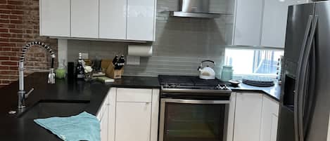 Réfrigérateur, four à micro-ondes, un four, surface de cuisson