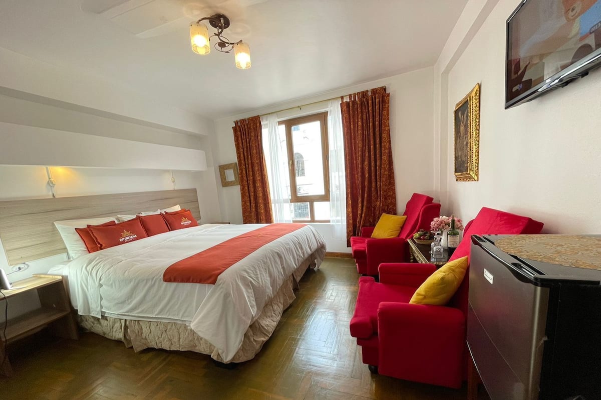 Junior Room, 1 King Bed | Hypo-allergenic bedding, iron/ironing board, free WiFi, bed sheets