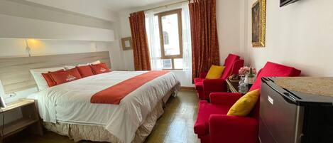 Habitación junior, 1 cama de matrimonio grande | Ropa de cama hipoalergénica, tabla de planchar con plancha, wifi gratis