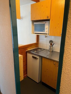 Fridge, oven, stovetop, coffee/tea maker - Studio terrace with beautiful view and direct access to all hiking trails; sleeps 4 (Modane)