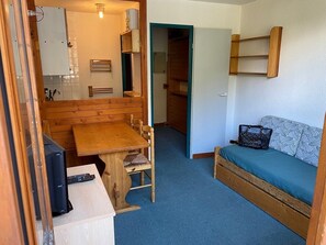 Interior - Studio terrace with beautiful view and direct access to all hiking trails; sleeps 4 (Modane)