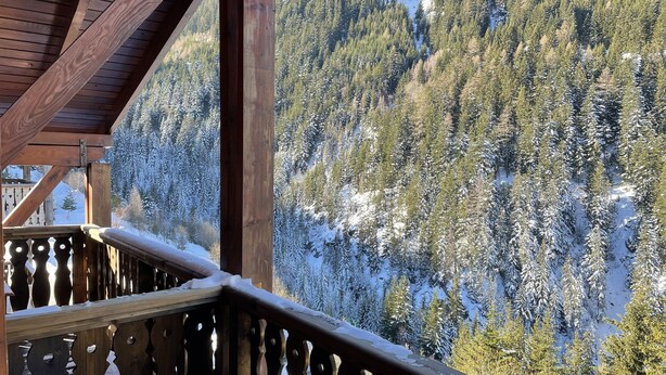 A wooden balcony with a view of snow-covered trees and a mountainous landscape. - Studio terrace with beautiful view and direct access to all hiking trails; sleeps 4 (Modane)