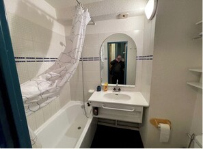 Vasca, asciugacapelli, asciugamani, sapone