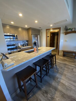 Kjøleskap, mikrobølgeovn, ovn og kokeplater