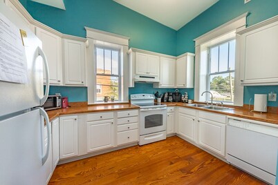 Unique 2 Bedroom Condo | Water View of New Bern