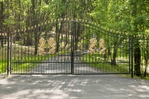 Property grounds - Regal Estate near Washington D C , Tyson's shopping (vienna)