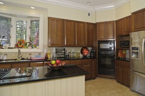 Microwave, oven, electric kettle, blender - Regal Estate near Washington D C , Tyson's shopping (vienna)