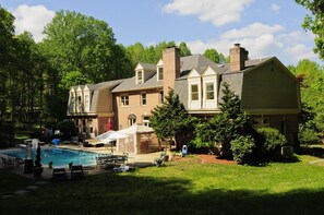 Exterior - Regal Estate near Washington D C , Tyson's shopping (vienna)