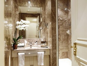 Duschwanne, Haartrockner, Handtücher, Seife