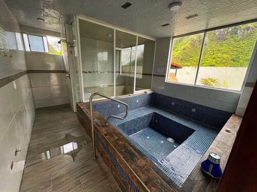 Beautiful house by the mountains 5 min from Town