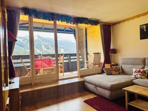 Smart-TV, Tischtennisplatte, Bücher, Stereoanlage