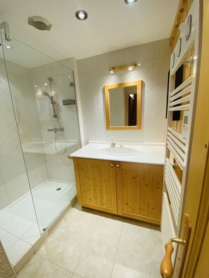 Douche, sèche-cheveux, savon, papier toilette