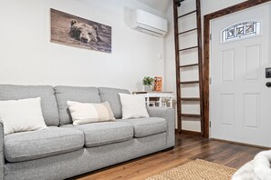 TV - New+private Cozy+Tiny Home (Sugarloaf)