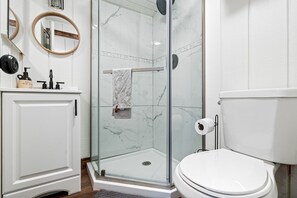 Een douche, een haardroger, handdoeken, shampoo