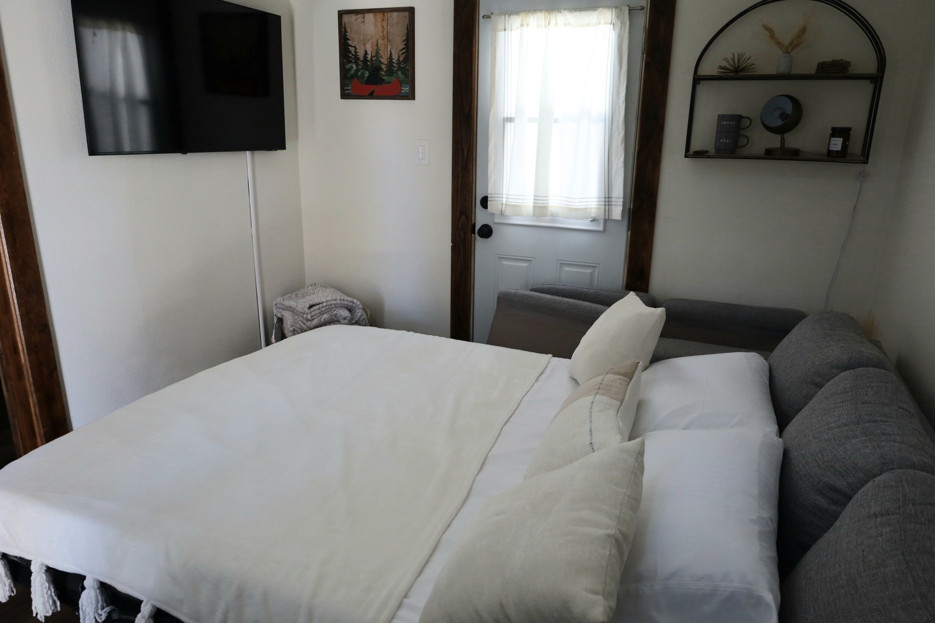 Iron/ironing board, free WiFi, bed sheets