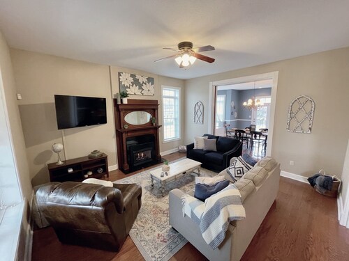 Elm Street Escape- Easy Access to Alton & STL