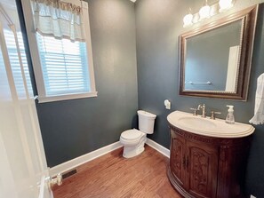 Combined shower/bathtub, hair dryer, bidet, towels