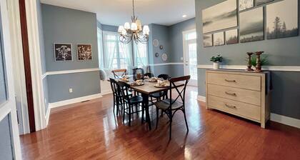 Elm Street Escape- Easy Access to Alton & STL