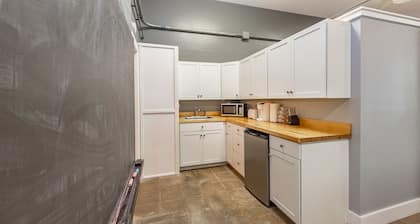 Unique 2 Bedroom Condo | Near New Bern Waterfront