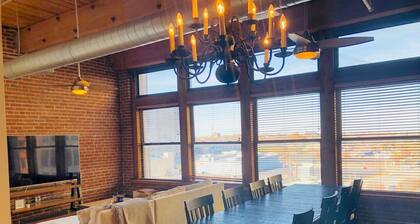 Checks All Boxes! Cozy 2 bed/2 bath St Louis Loft