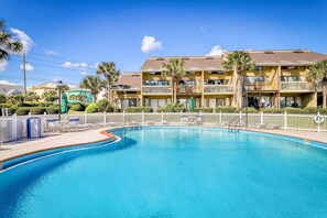 Utendørsbasseng og et oppvarmet basseng