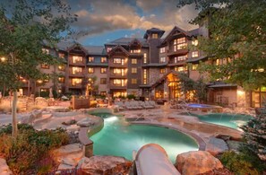 Een binnenzwembad, een buitenzwembad