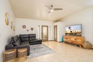 Living area - Winterhavens Oasis (Lake Havasu City)