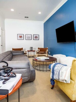 TV, fireplace, offices - Whimsical Legacy town home - Driem House (Plano)