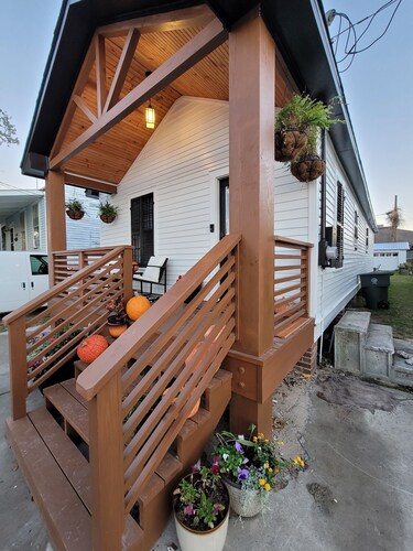 Remodeled, modern,🔥Pit, 💜Close to everything!!STRAND, BEACH, CRUISE🛳 MidTown