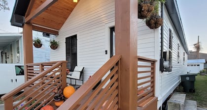 Remodeled, modern,🔥Pit, 💜Close to everything!!STRAND, BEACH, CRUISE🛳 MidTown