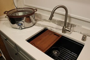 Fridge, microwave, oven, stovetop - 
Not shared. Clean. Locationx3. 30 day minimum. Low daily rate + 20% discount (Port Angeles)